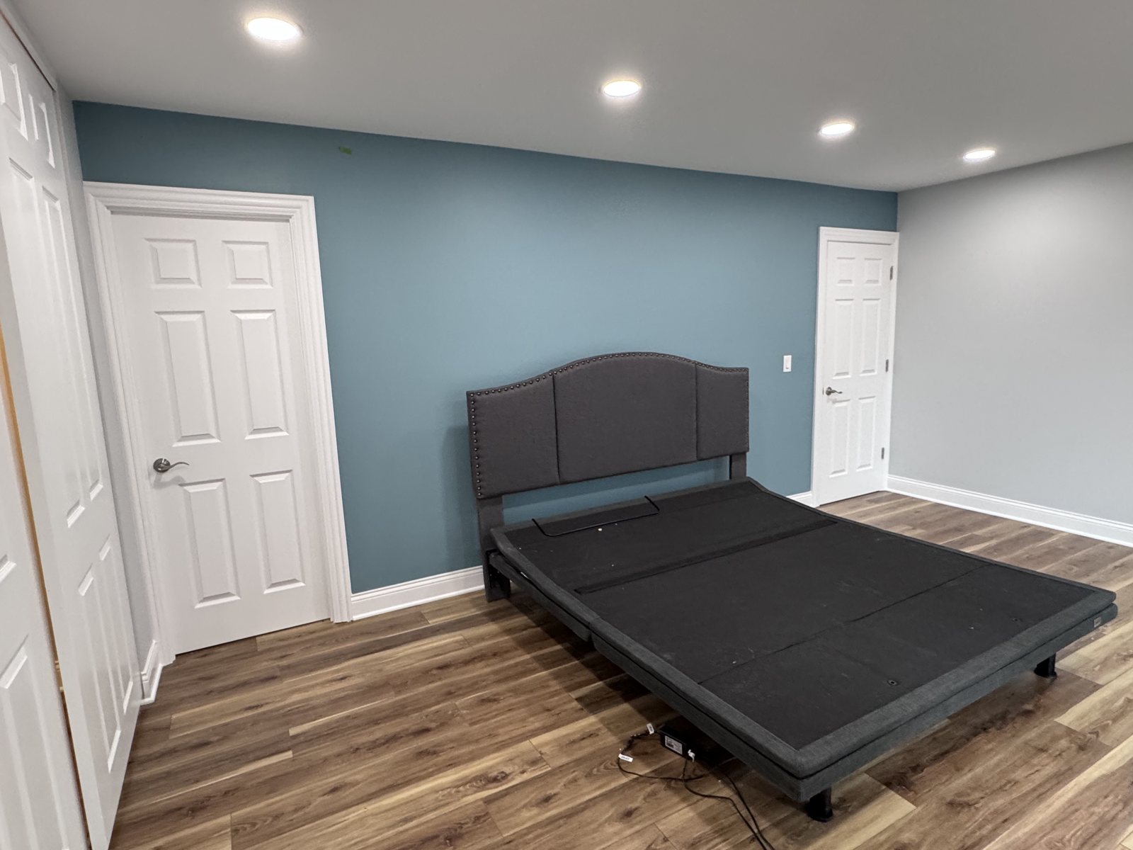 Hanover Park bedroom after: wood-look floor and blue wall