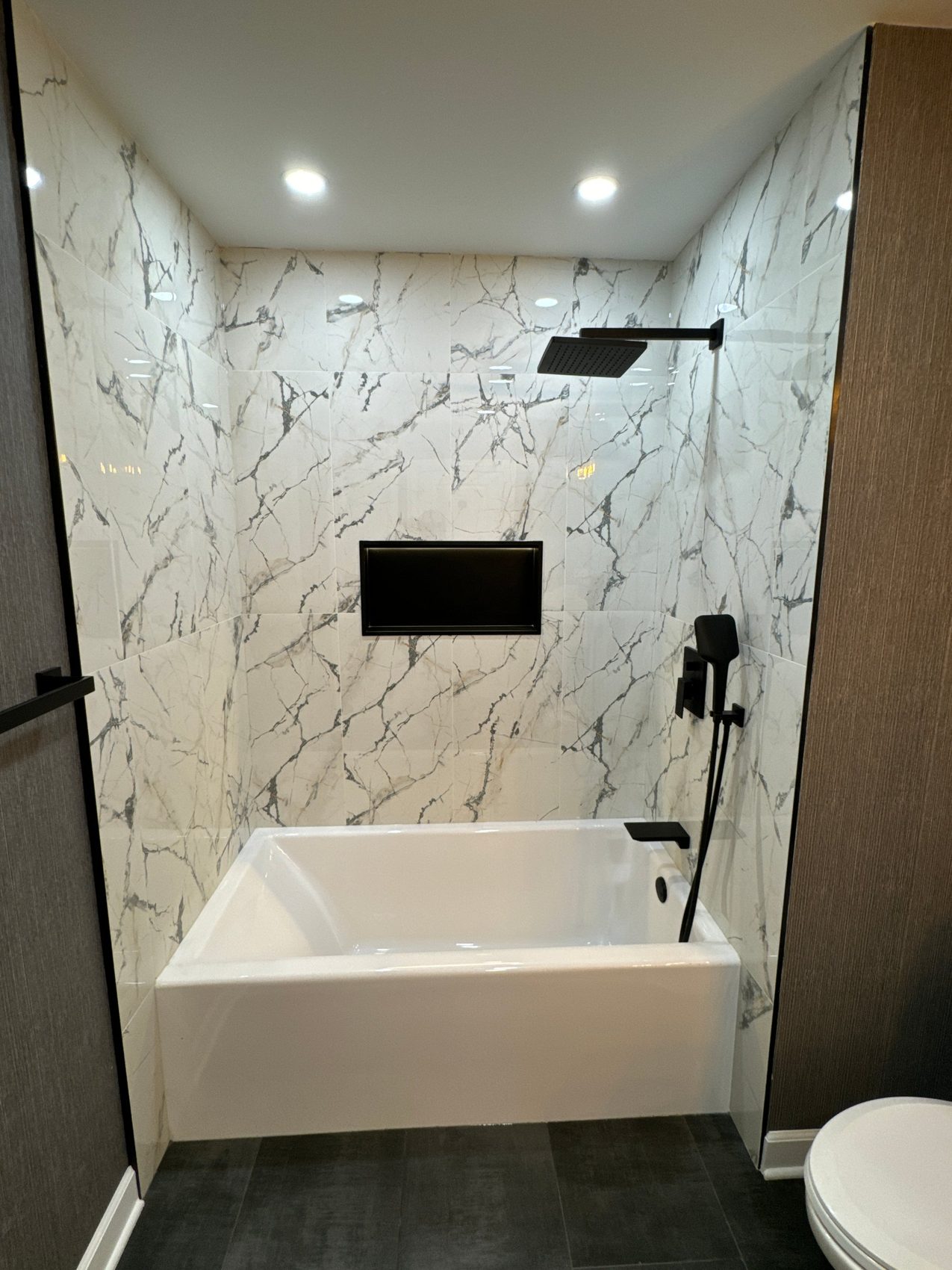 Tub wall in large marble-look tile
